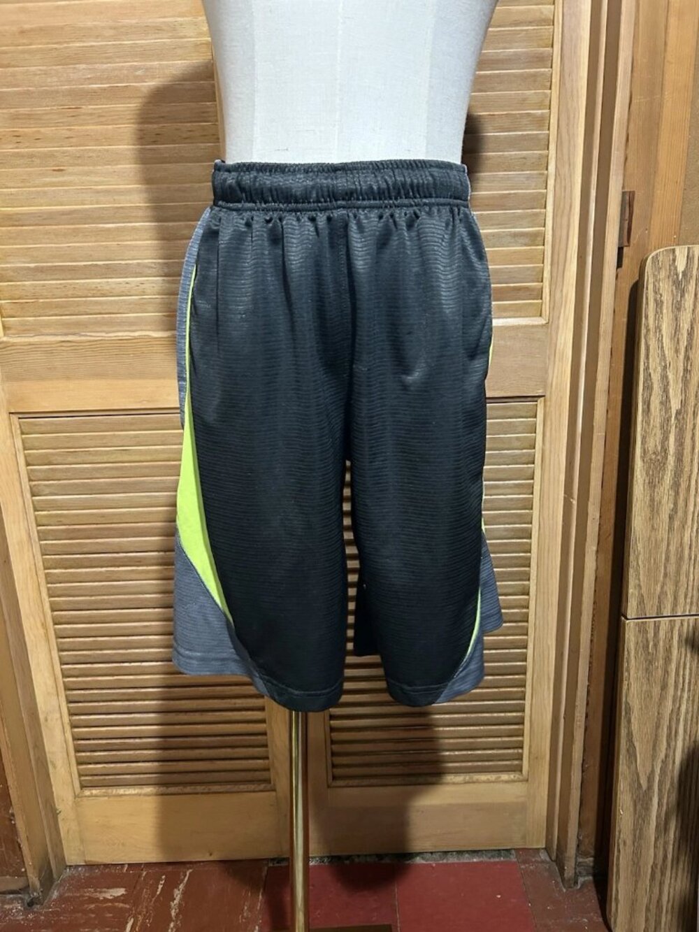 Nike Boys Avalanche 2.0 Dri-Fit Basketball Shorts Gray Volt Green L 642152-060